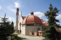 Kaplica Matki Bożej Królowej Polski oraz Świętych i Błogosławionych Polaków - widok z zewnątrz